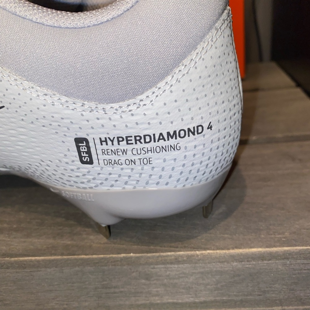 Nike Hyperdiamond 4 Pro Women's Softball Spikes. NWOB Sz8 -Light grey - Picture 3 of 6